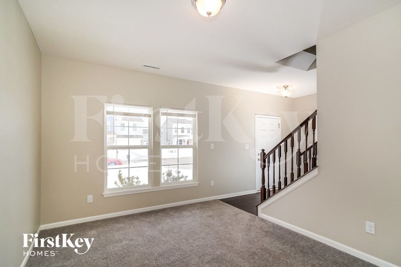 645 Van Buren St - Photo 3 of 15