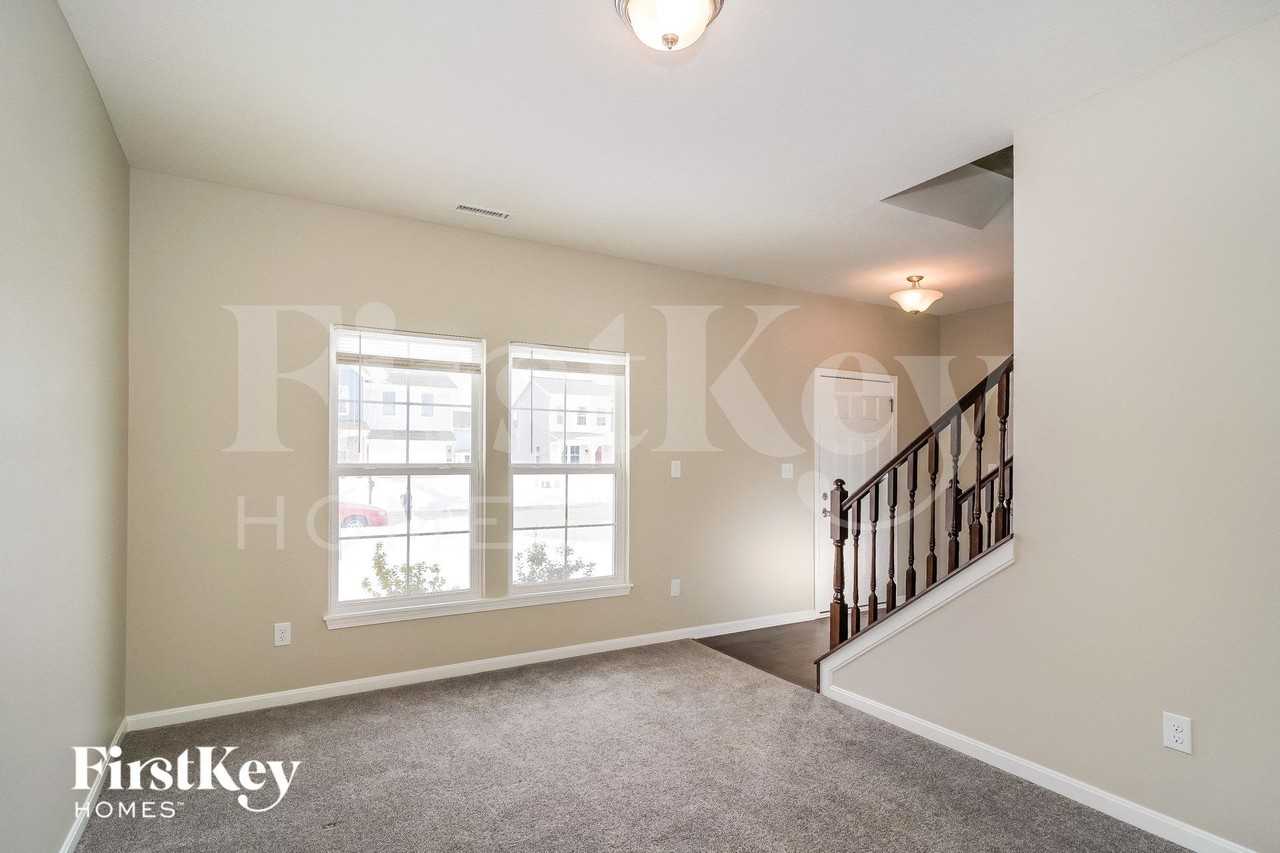 645 Van Buren St - Photo 4 of 15