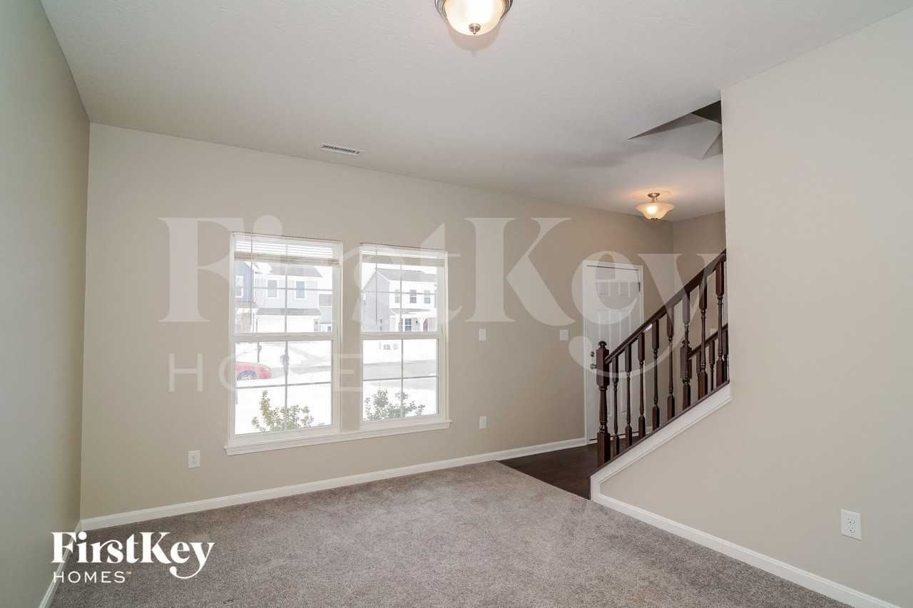 645 Van Buren St - Photo 5 of 15