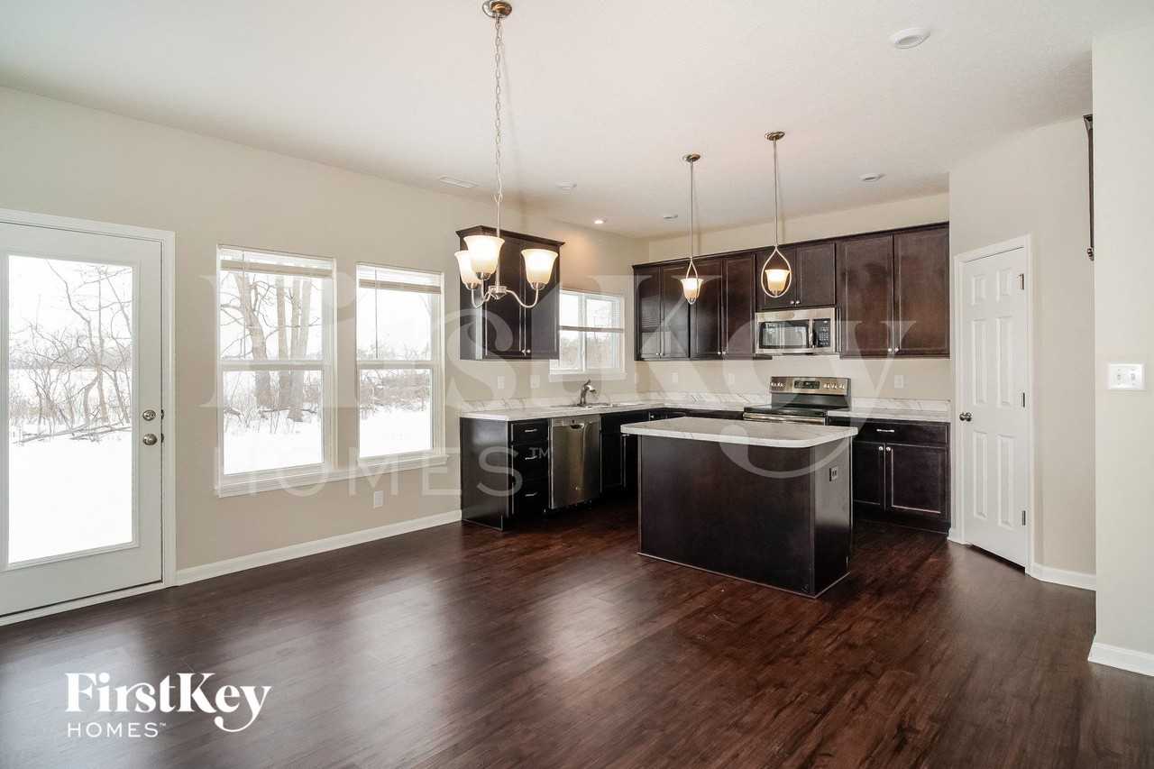 645 Van Buren St - Photo 6 of 15