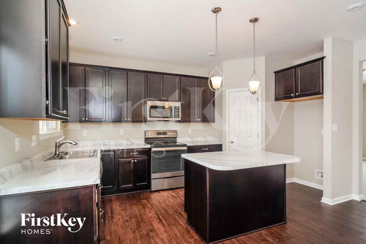 645 Van Buren St - Photo 7 of 15