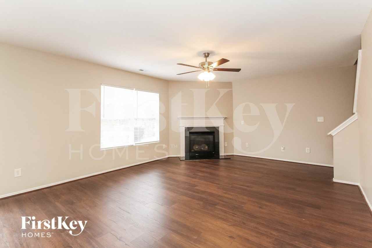 2709 Buckleigh Dr - Photo 2 of 14