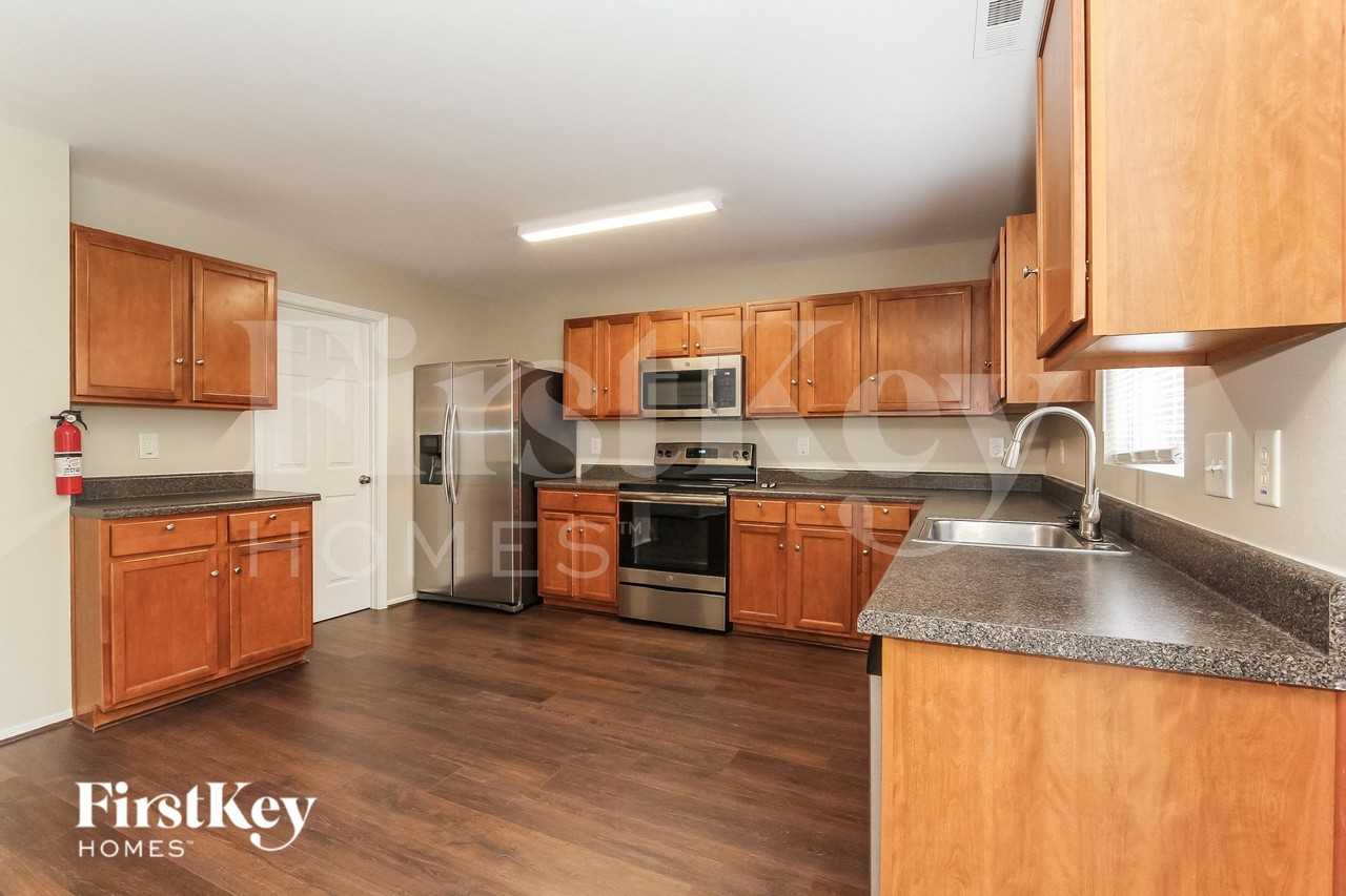 2709 Buckleigh Dr - Photo 5 of 14