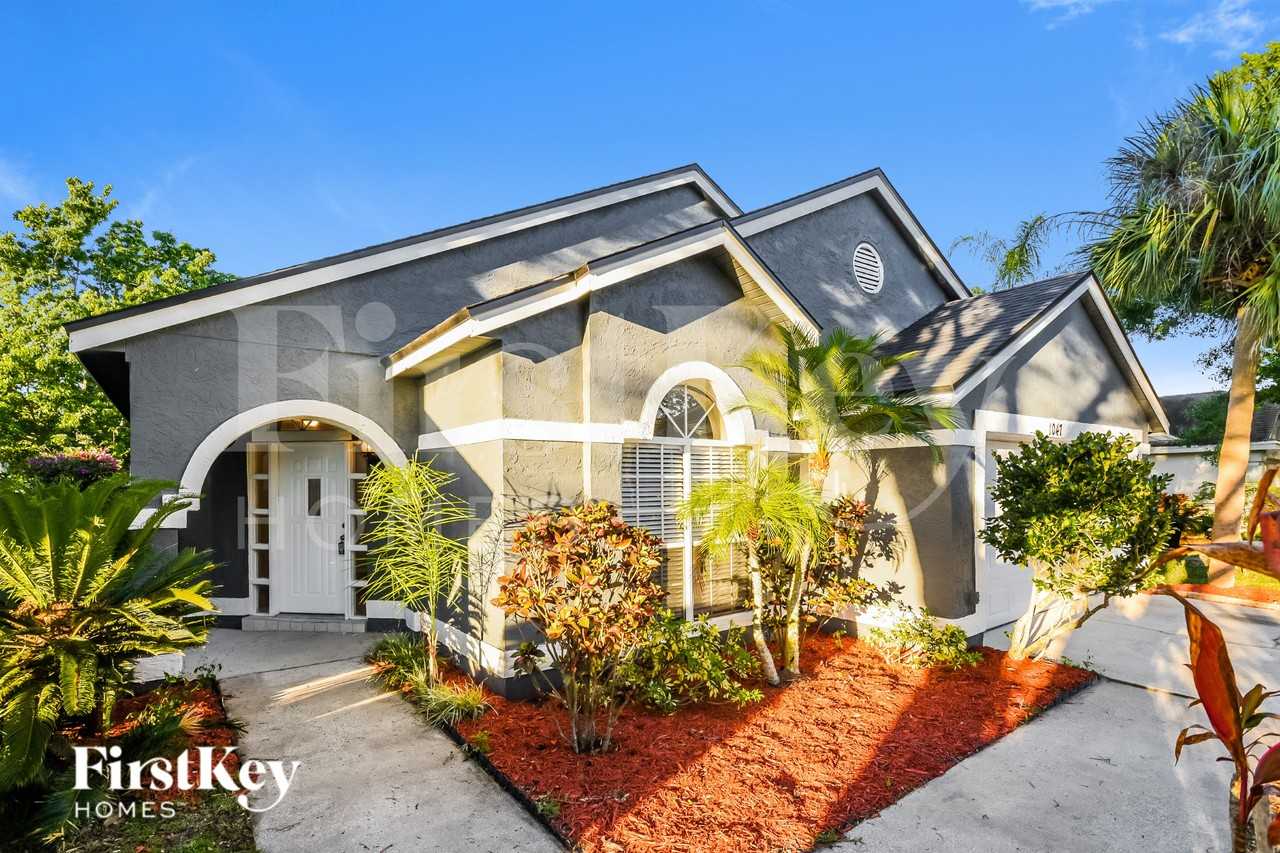 1047 Whittier Cir - Photo 2 of 16