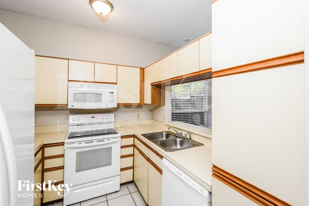 1047 Whittier Cir - Photo 6 of 16