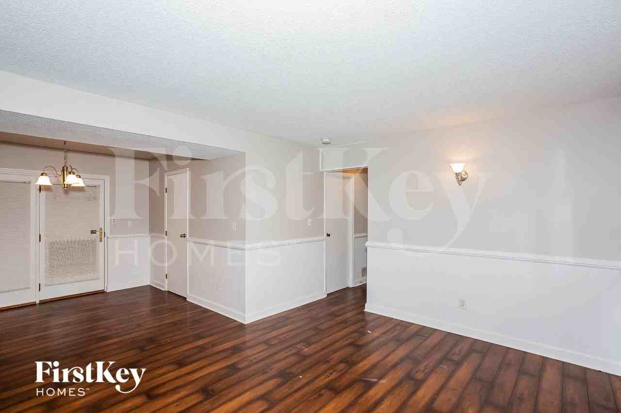 111 Timberlake Ct - Photo 3 of 15