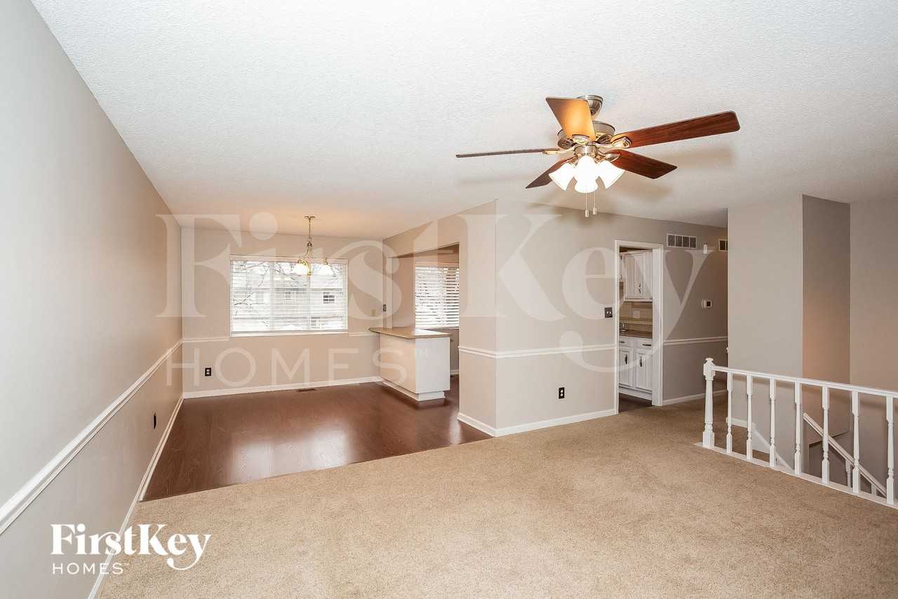 111 Timberlake Ct - Photo 4 of 15