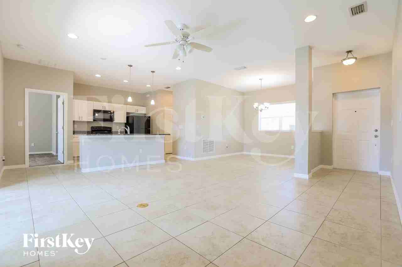 2443 Dalhart Ave - Photo 2 of 15