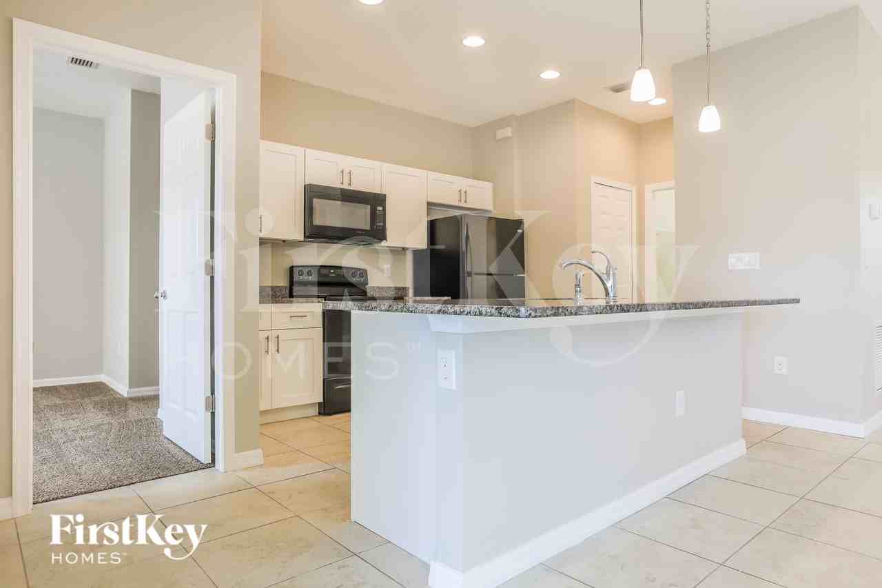 2443 Dalhart Ave - Photo 4 of 15