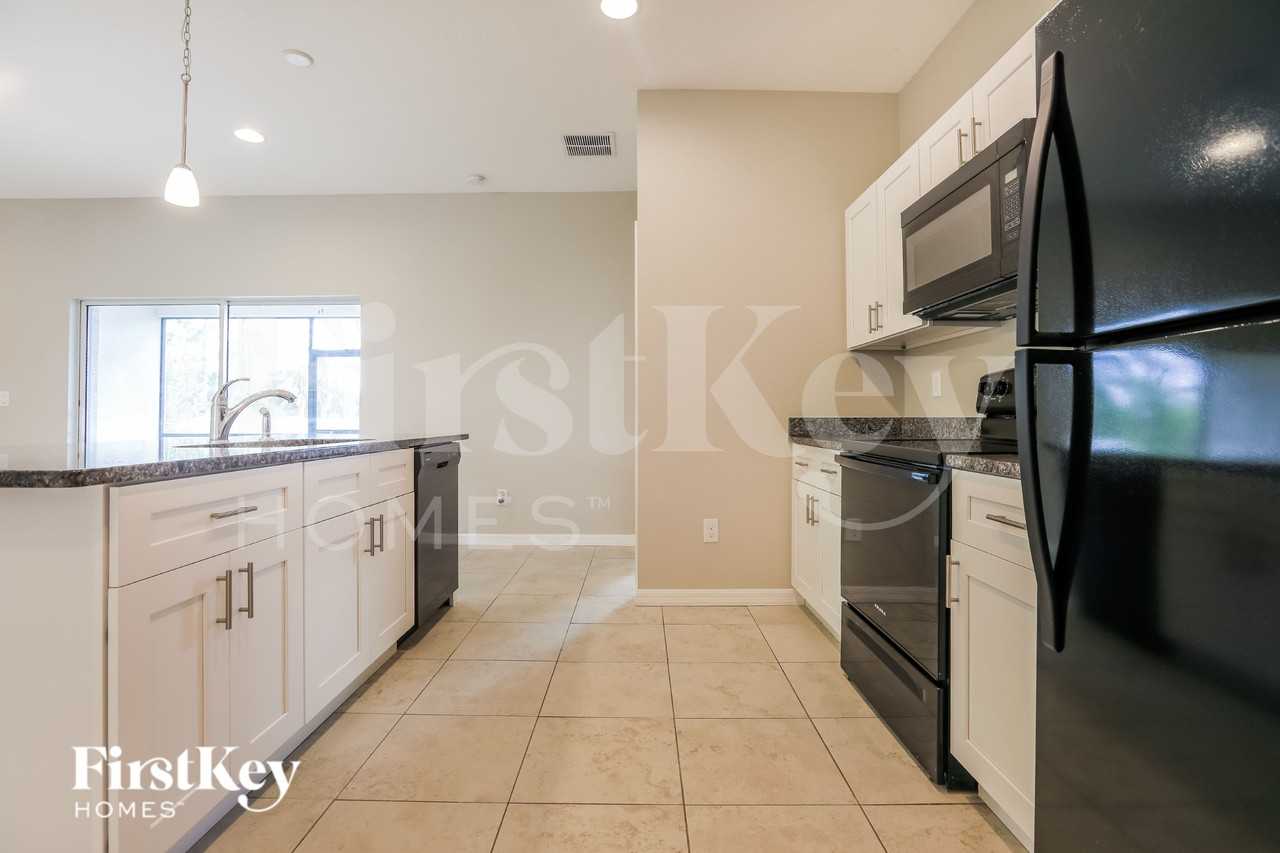 2443 Dalhart Ave - Photo 5 of 15