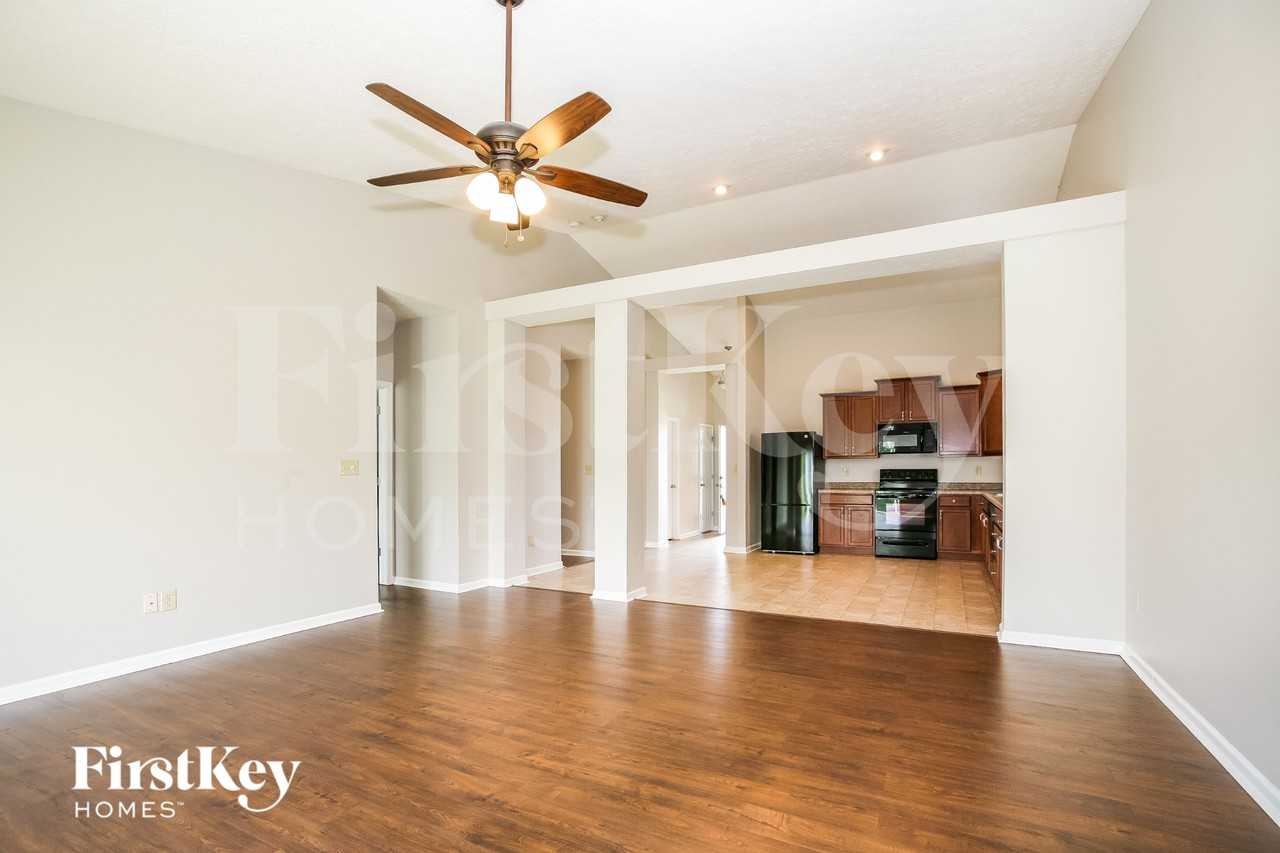 1301 Greenbriar Way - Photo 4 of 15