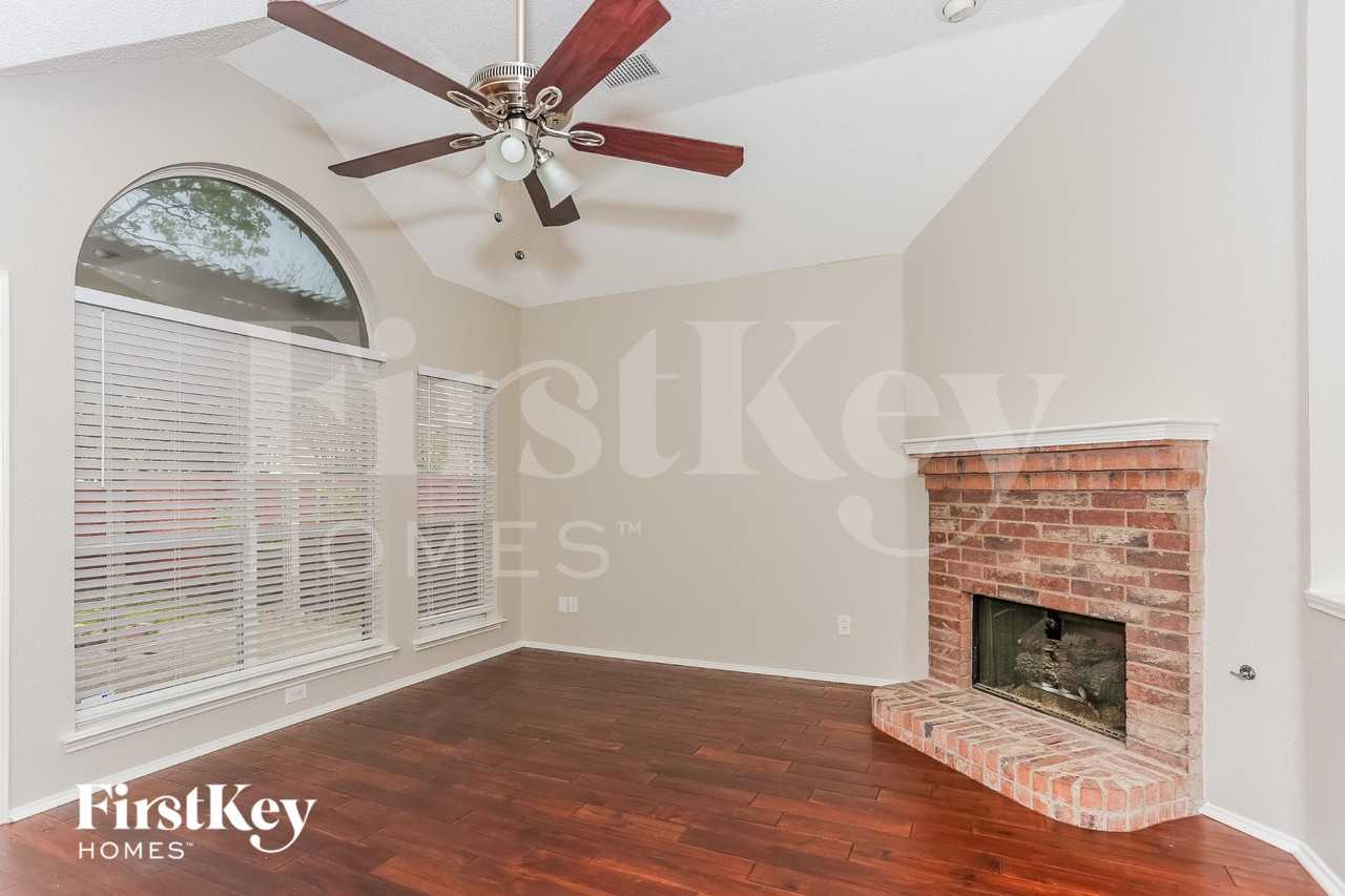 2136 Mahogany St - Photo 3 of 15