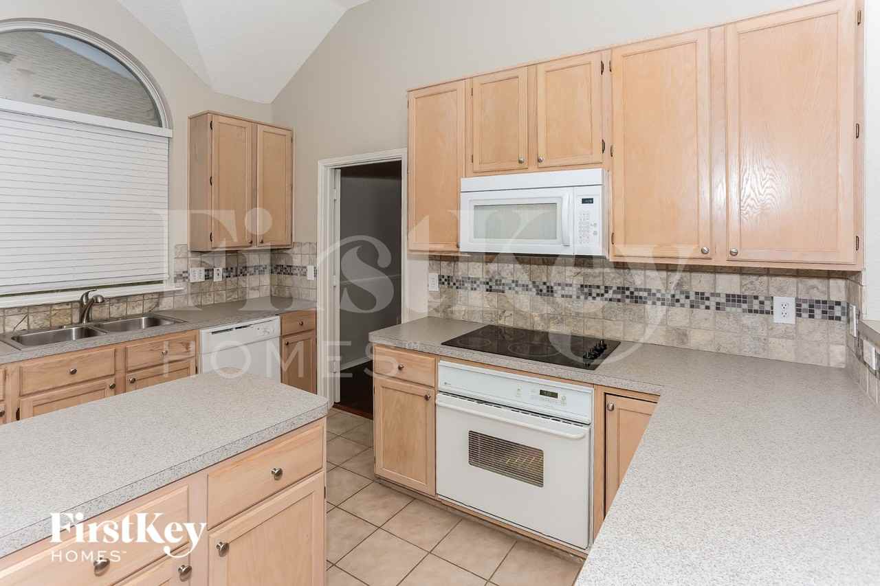 2136 Mahogany St - Photo 5 of 15