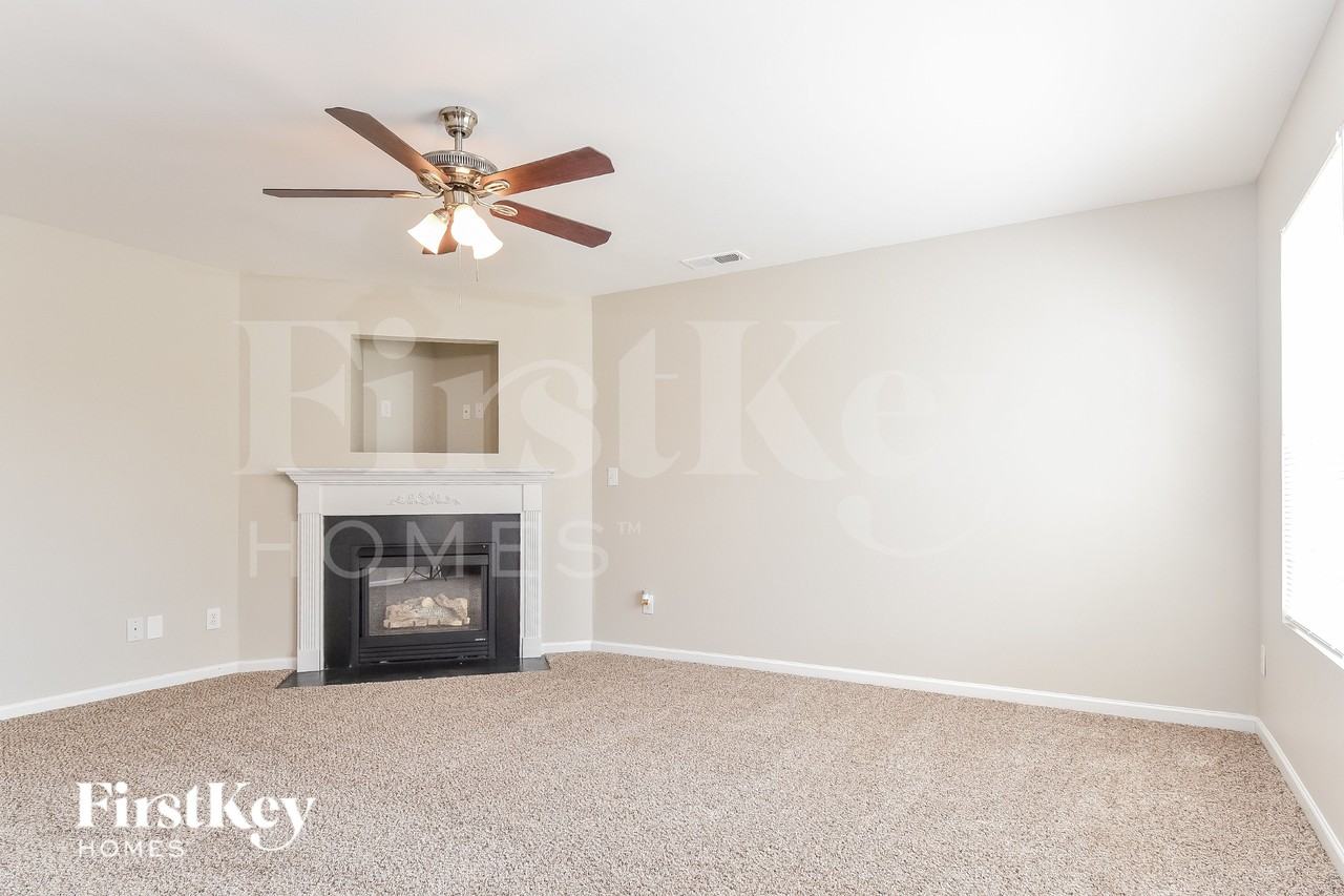 3902 Edgewood Terrace Dr - Photo 3 of 15