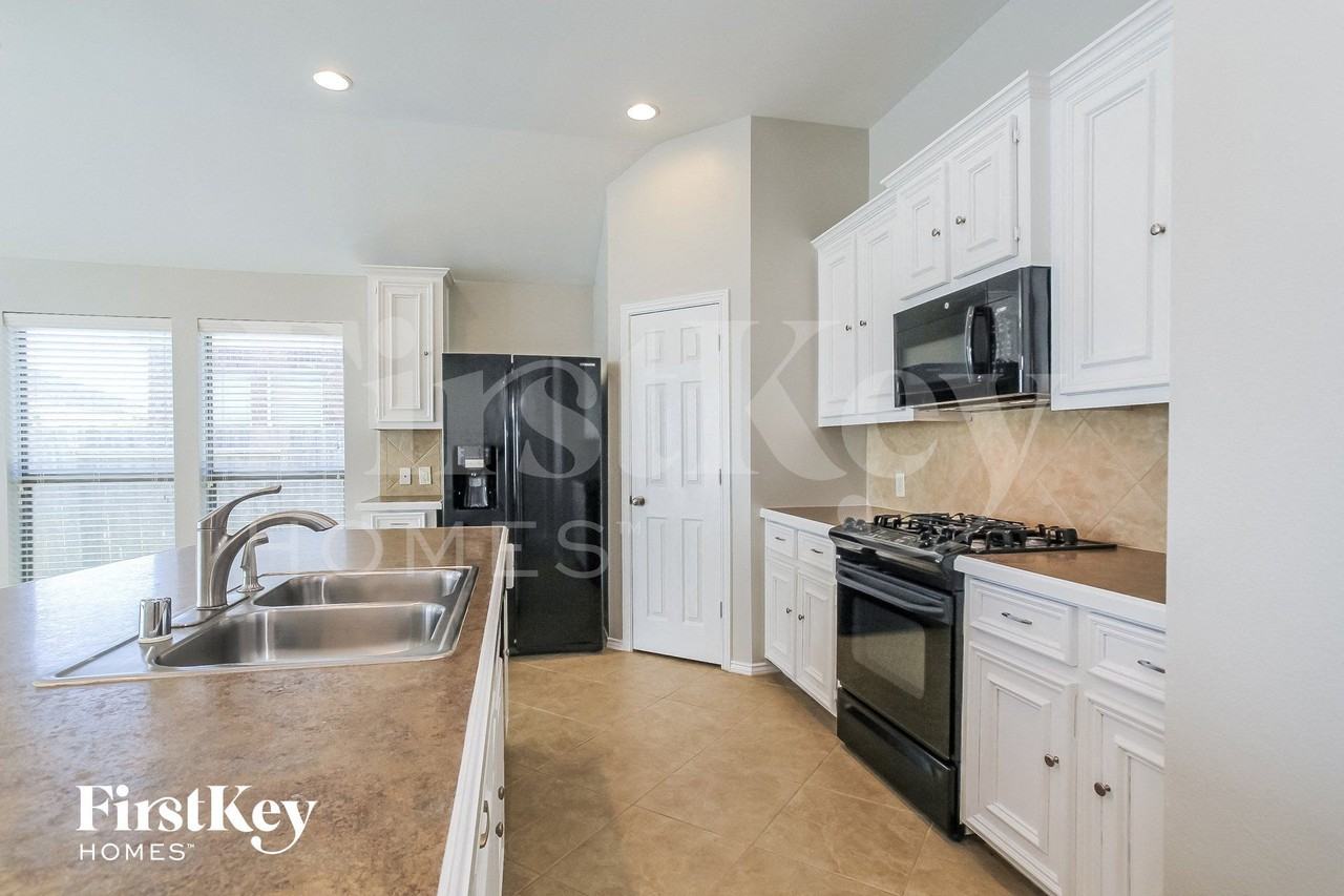 2703 Facet Creek Dr - Photo 7 of 15