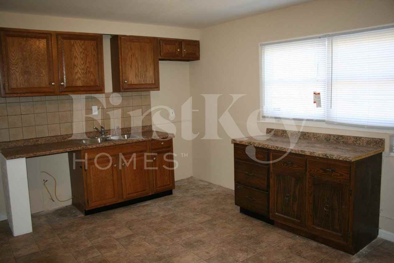 9538 E 39th St - Photo 3 of 12