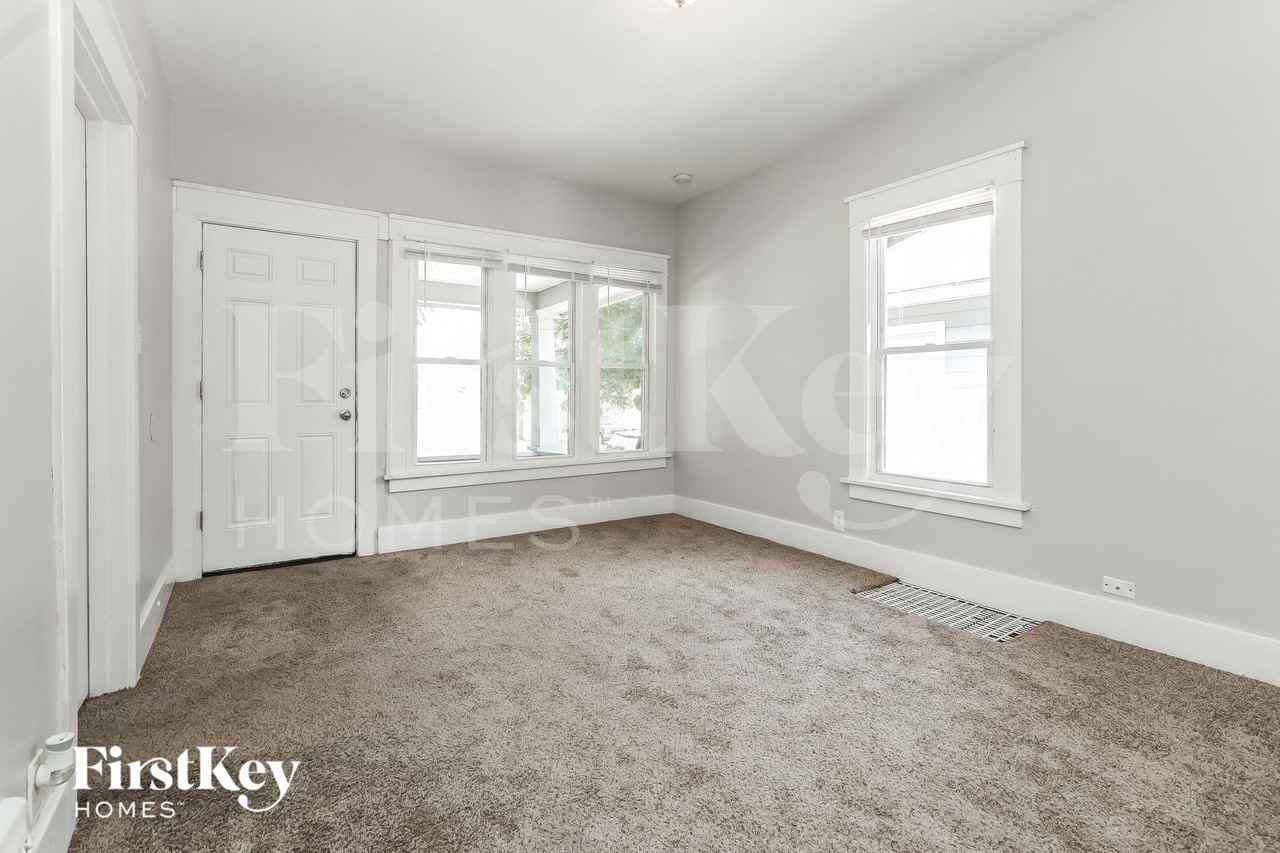 814 Bowditch Ave - Photo 3 of 15