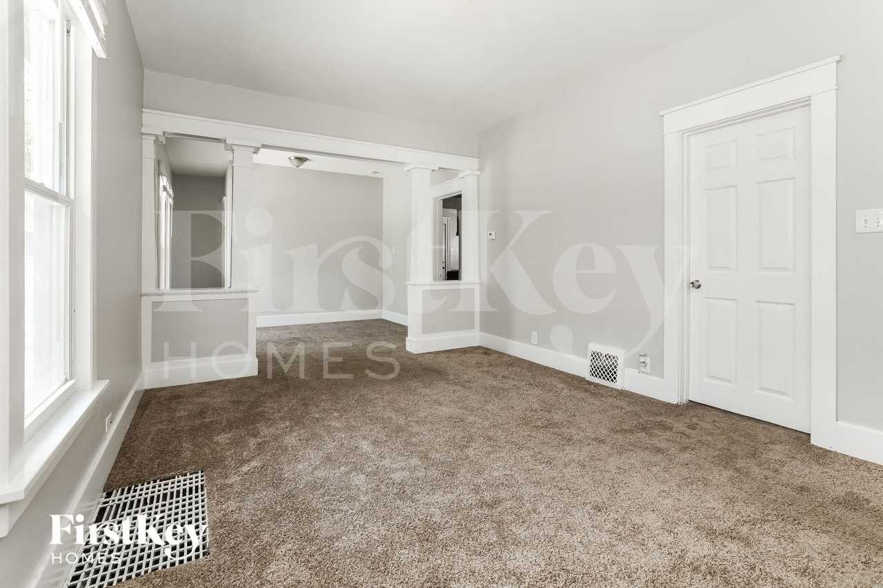 814 Bowditch Ave - Photo 4 of 15