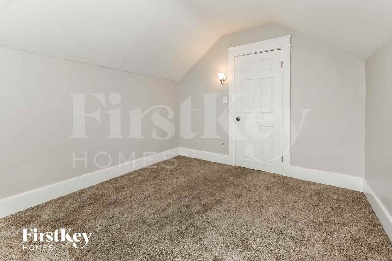 814 Bowditch Ave - Photo 7 of 15