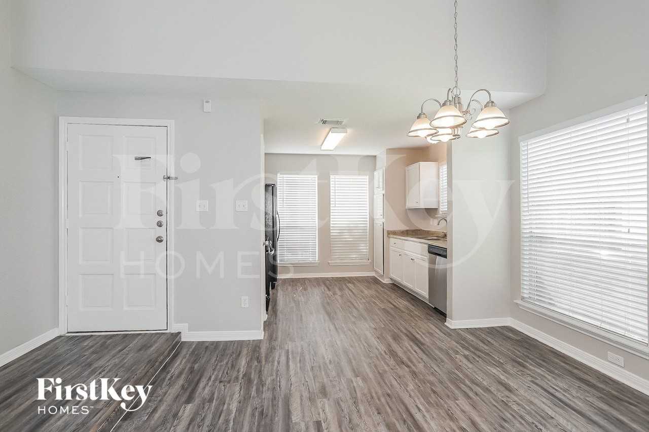 7610 San Benito Dr - Photo 4 of 15