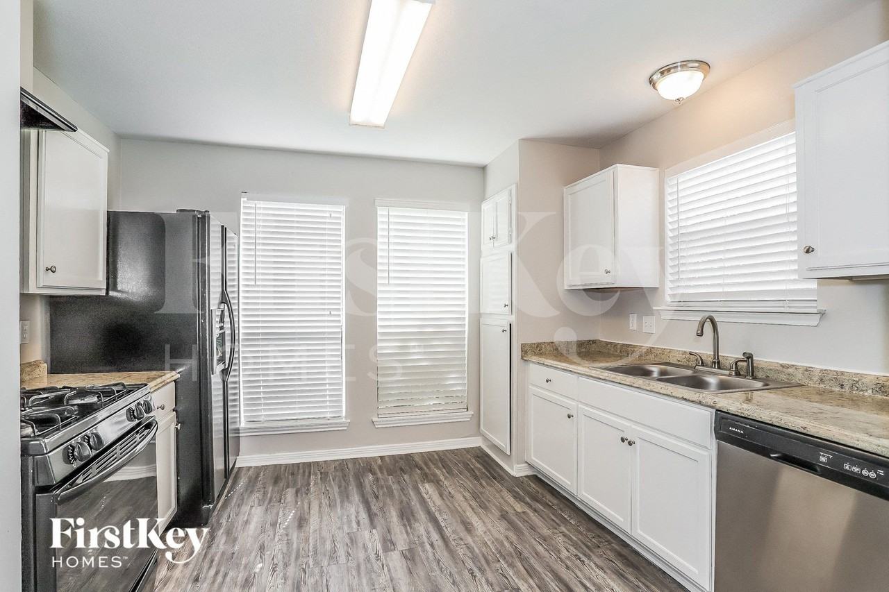 7610 San Benito Dr - Photo 5 of 15