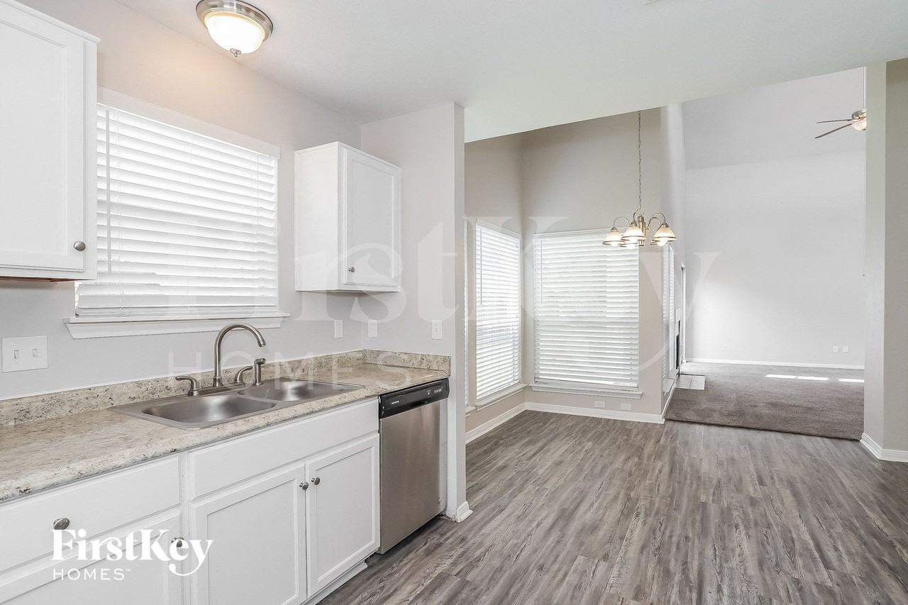 7610 San Benito Dr - Photo 6 of 15