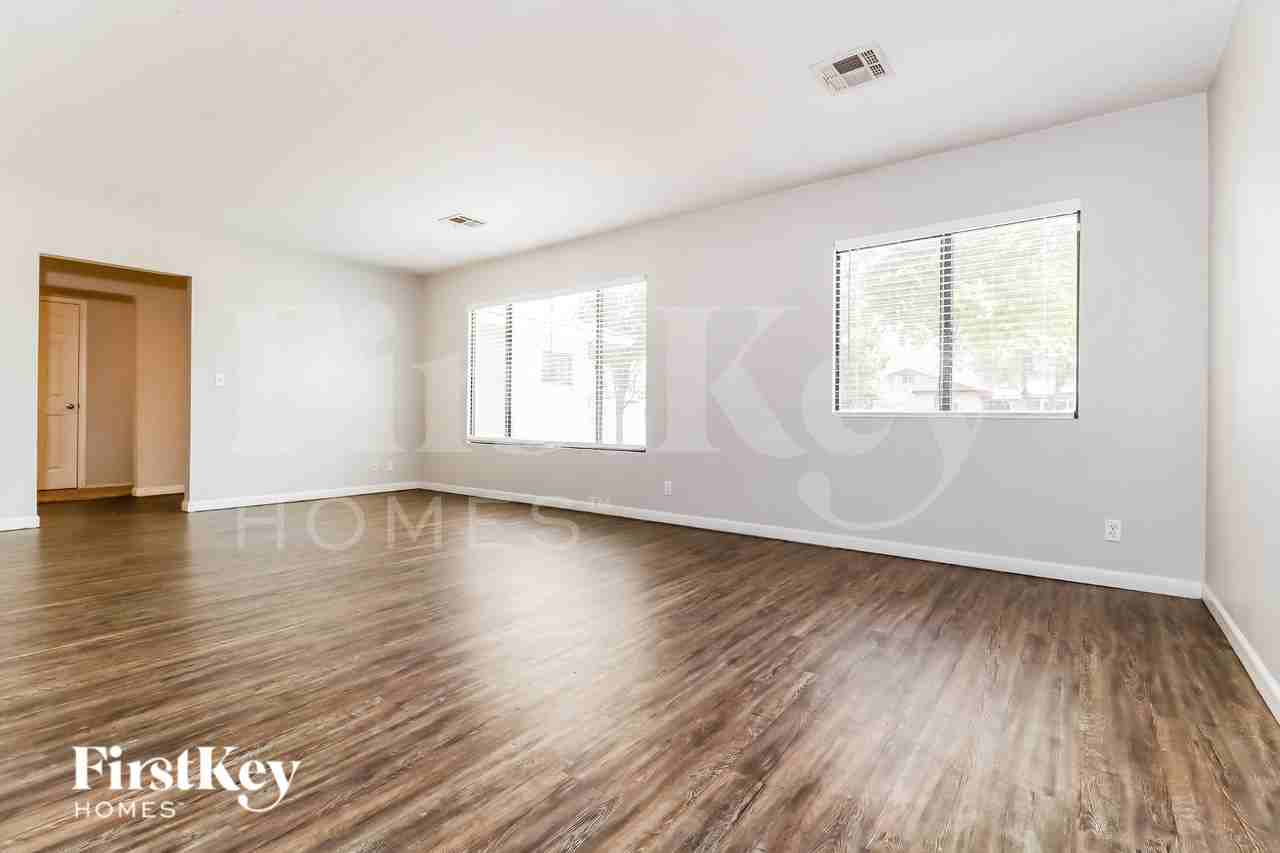 7156 N 17th Dr - Photo 3 of 15