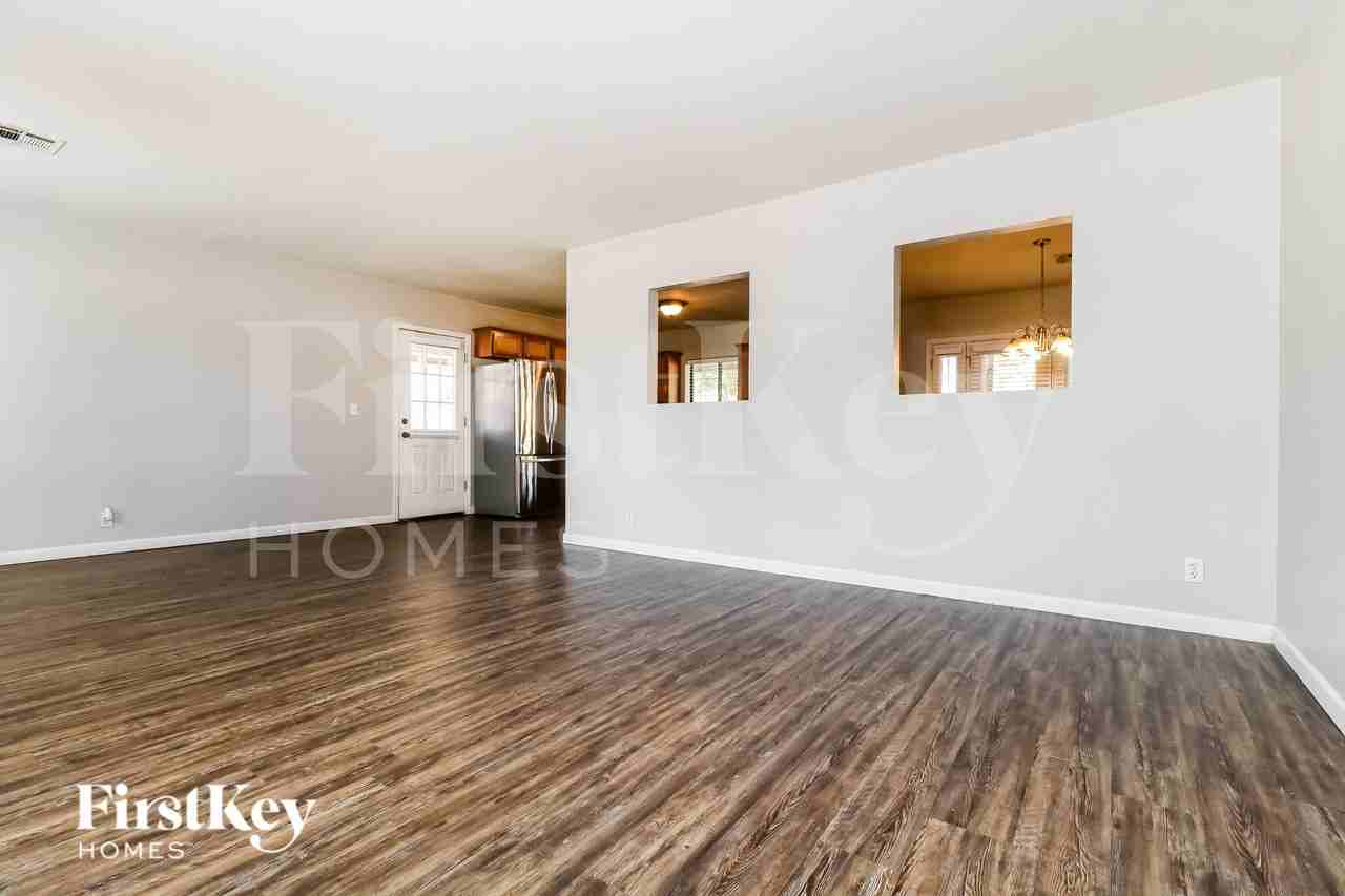 7156 N 17th Dr - Photo 4 of 15