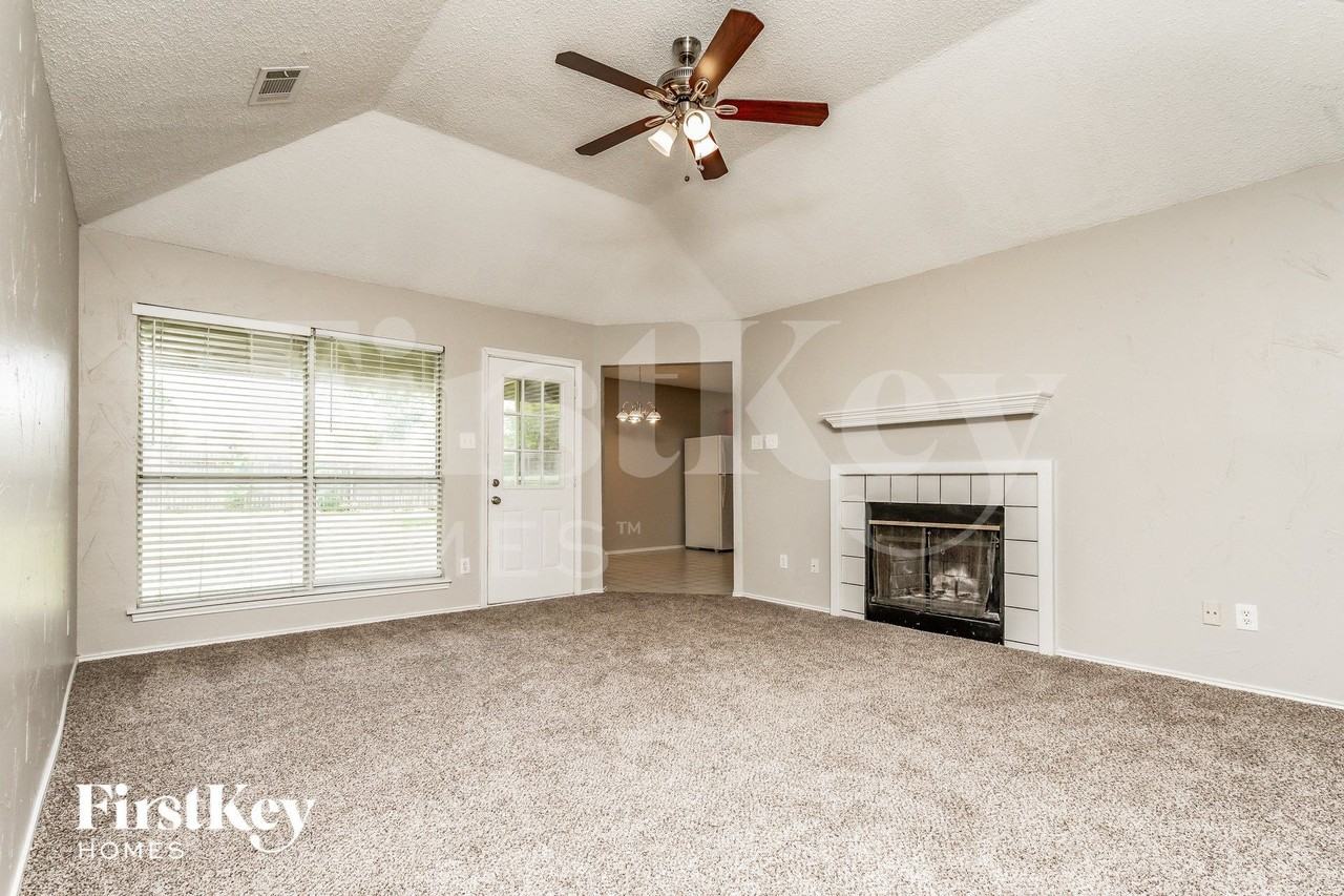 606 Plainview Dr - Photo 3 of 15