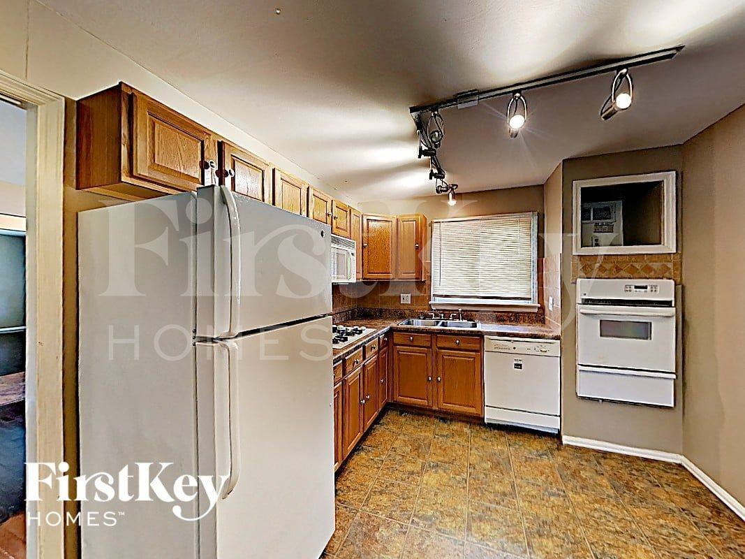 5353 Branridge Rd - Photo 3 of 17