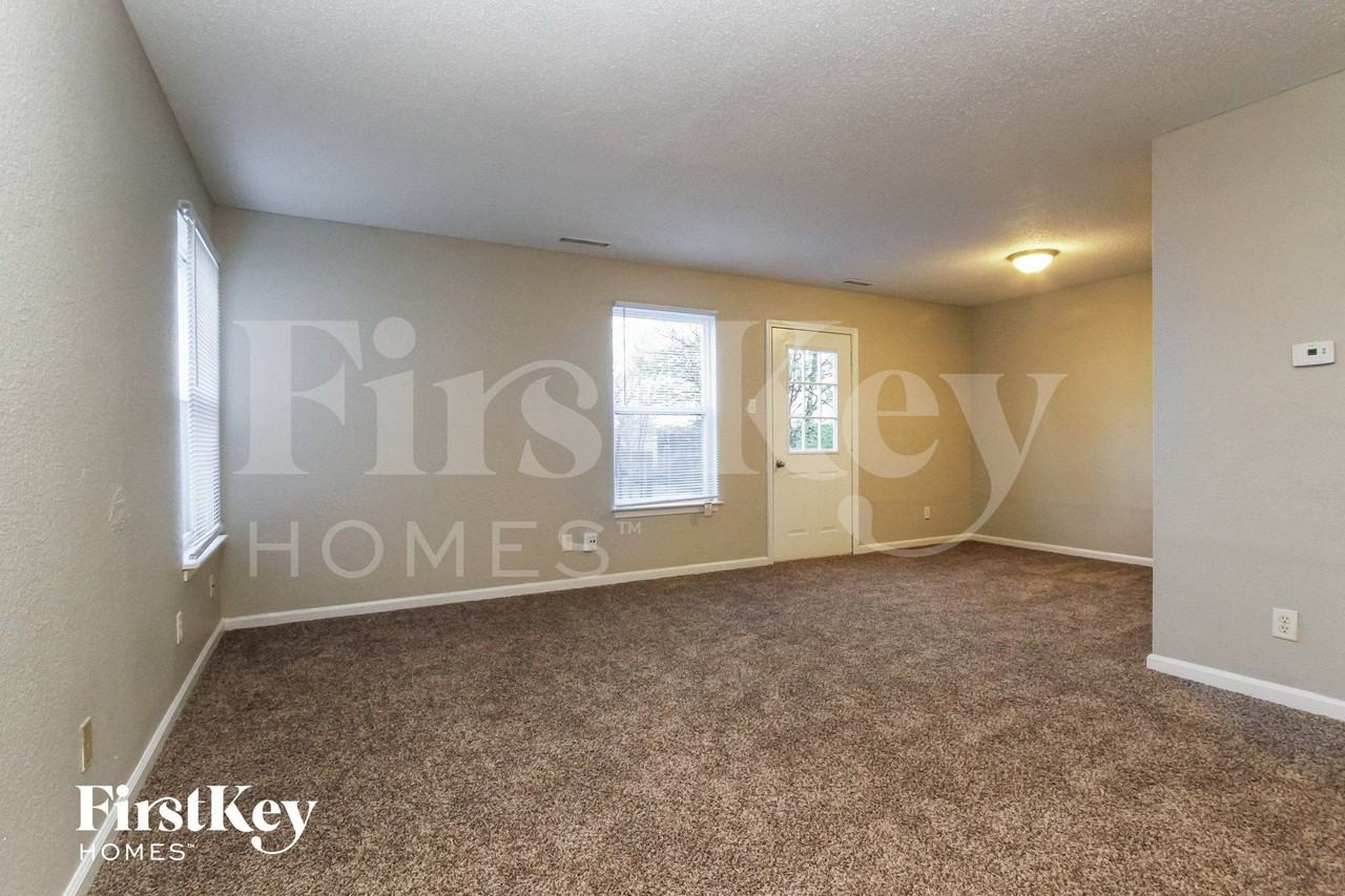 4554 Redcliff South Ln - Photo 2 of 15