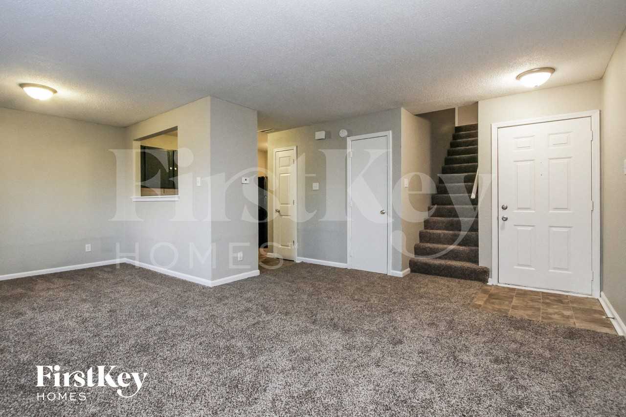 4554 Redcliff South Ln - Photo 3 of 15