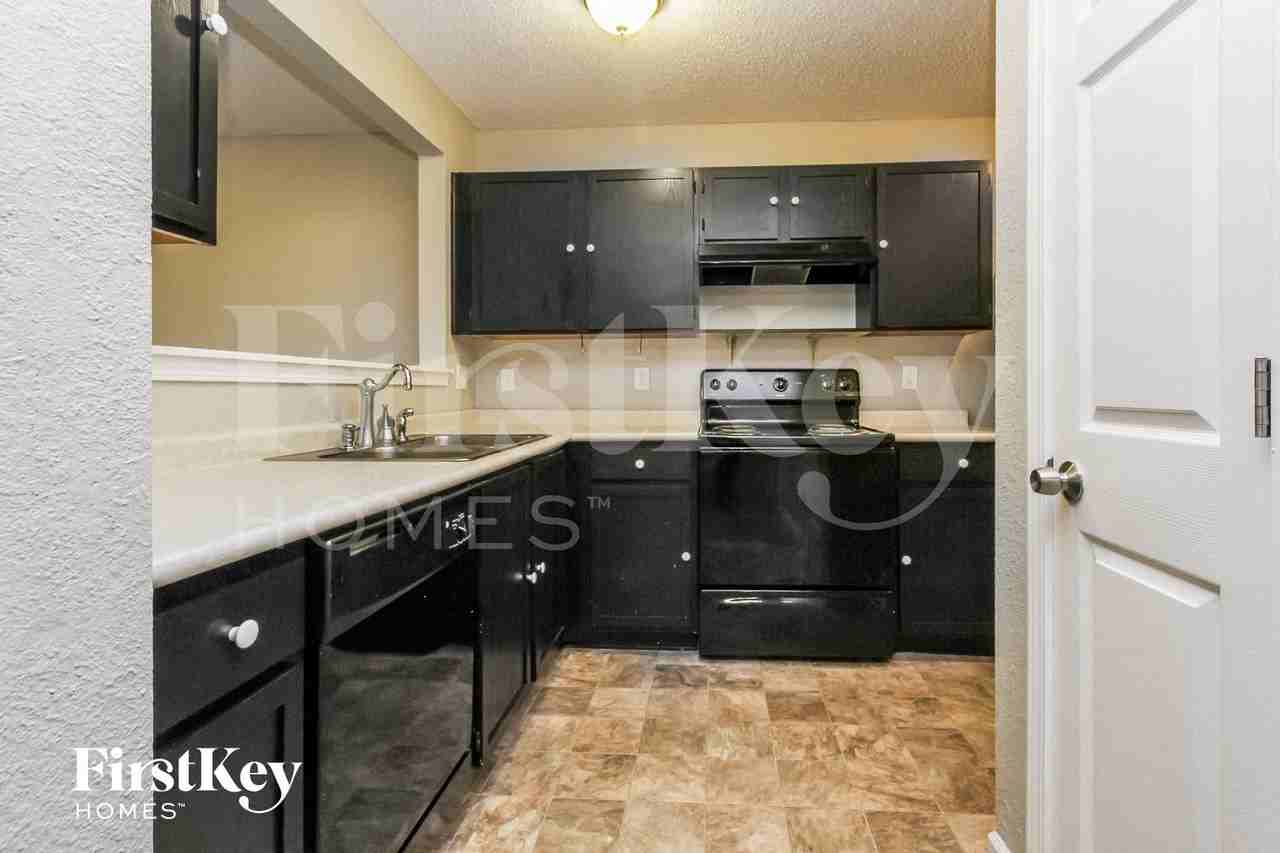 4554 Redcliff South Ln - Photo 5 of 15