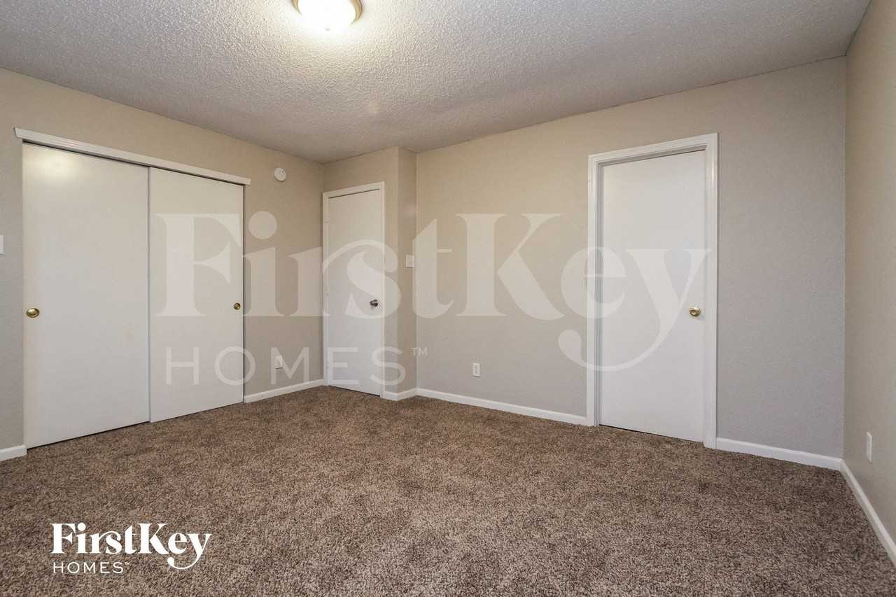 4554 Redcliff South Ln - Photo 7 of 15