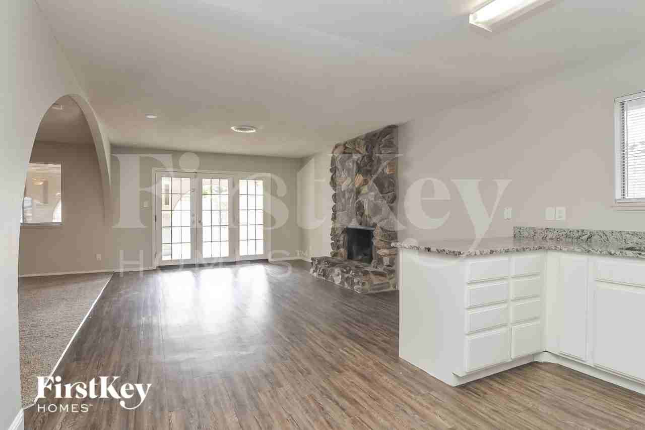 4071 Oakhill Ave - Photo 4 of 15