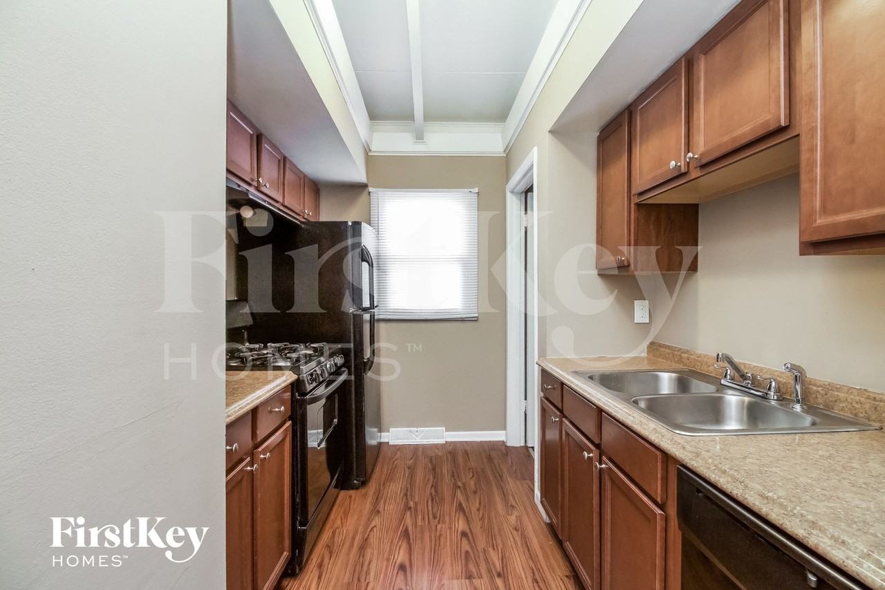 394 Sherman Ave - Photo 4 of 14