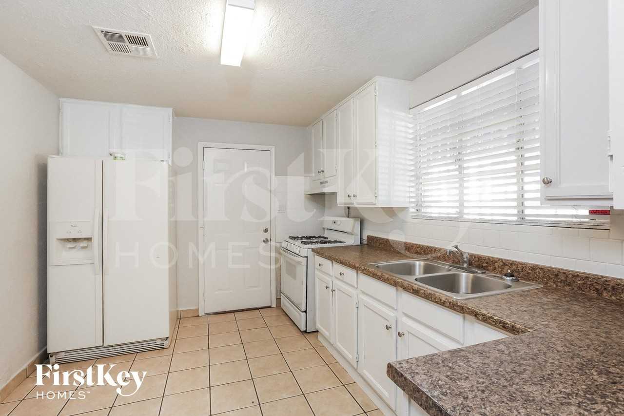 3021 W Camelback Rd - Photo 5 of 14