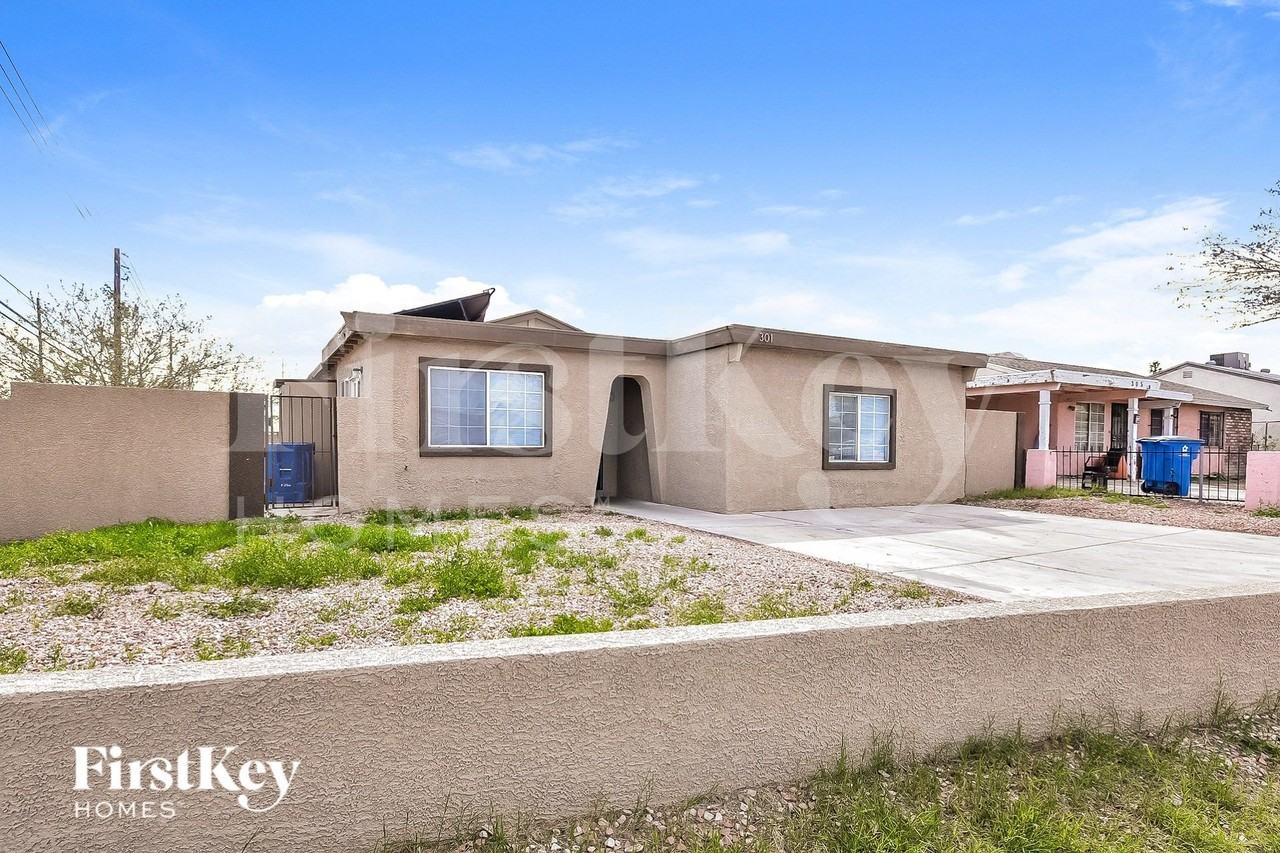 301 Kings Ave - Photo 2 of 16