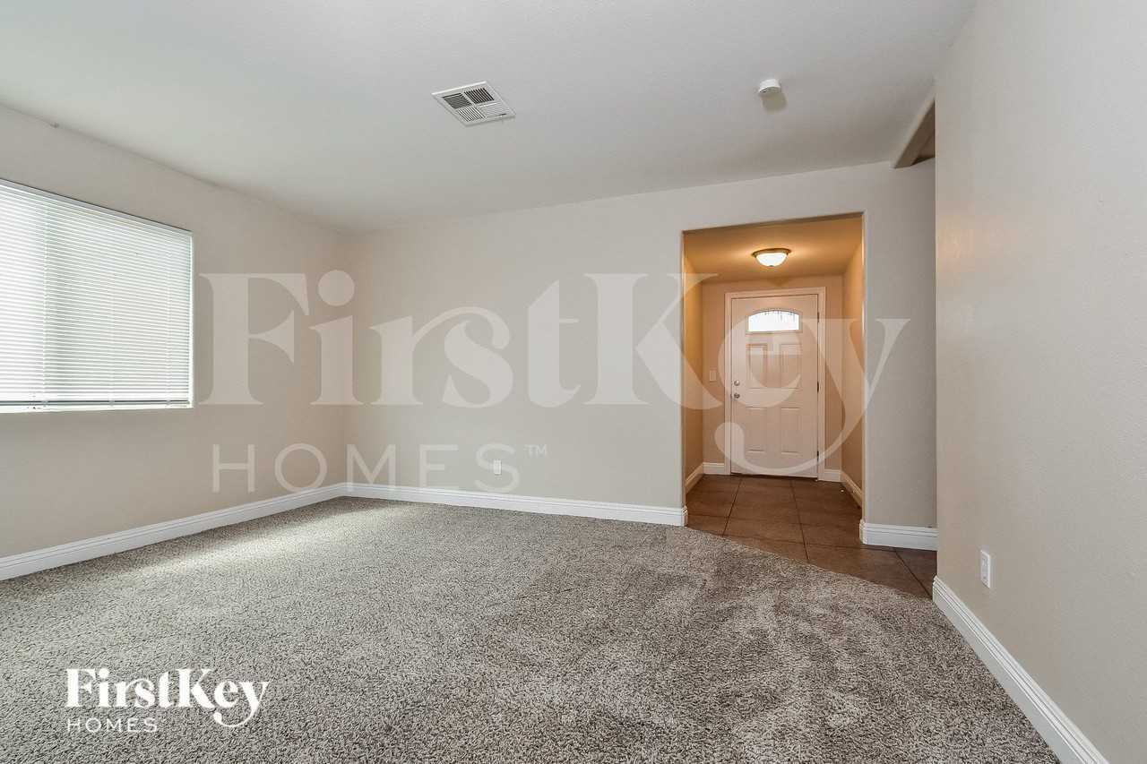 301 Kings Ave - Photo 3 of 16