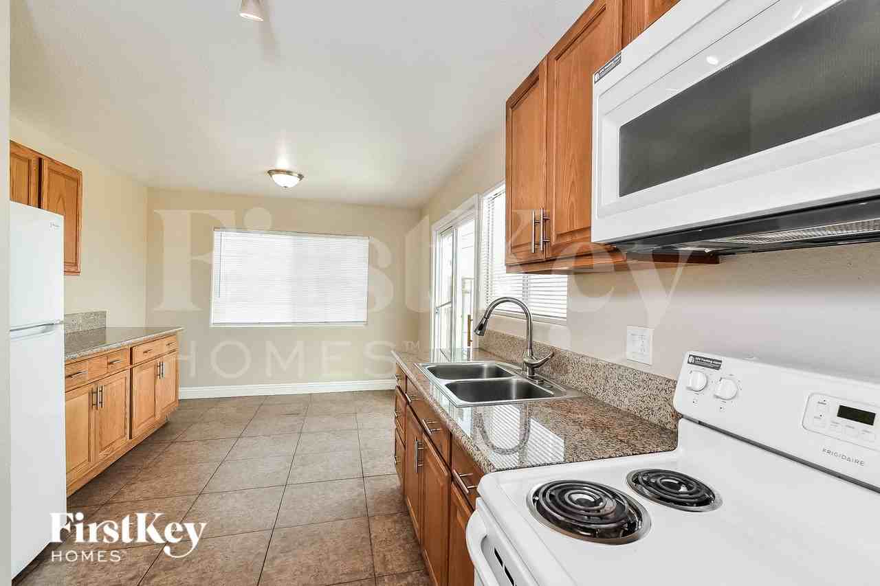 301 Kings Ave - Photo 4 of 16