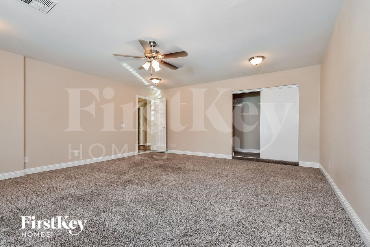 301 Kings Ave - Photo 6 of 16