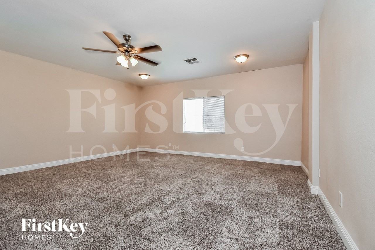 301 Kings Ave - Photo 7 of 16