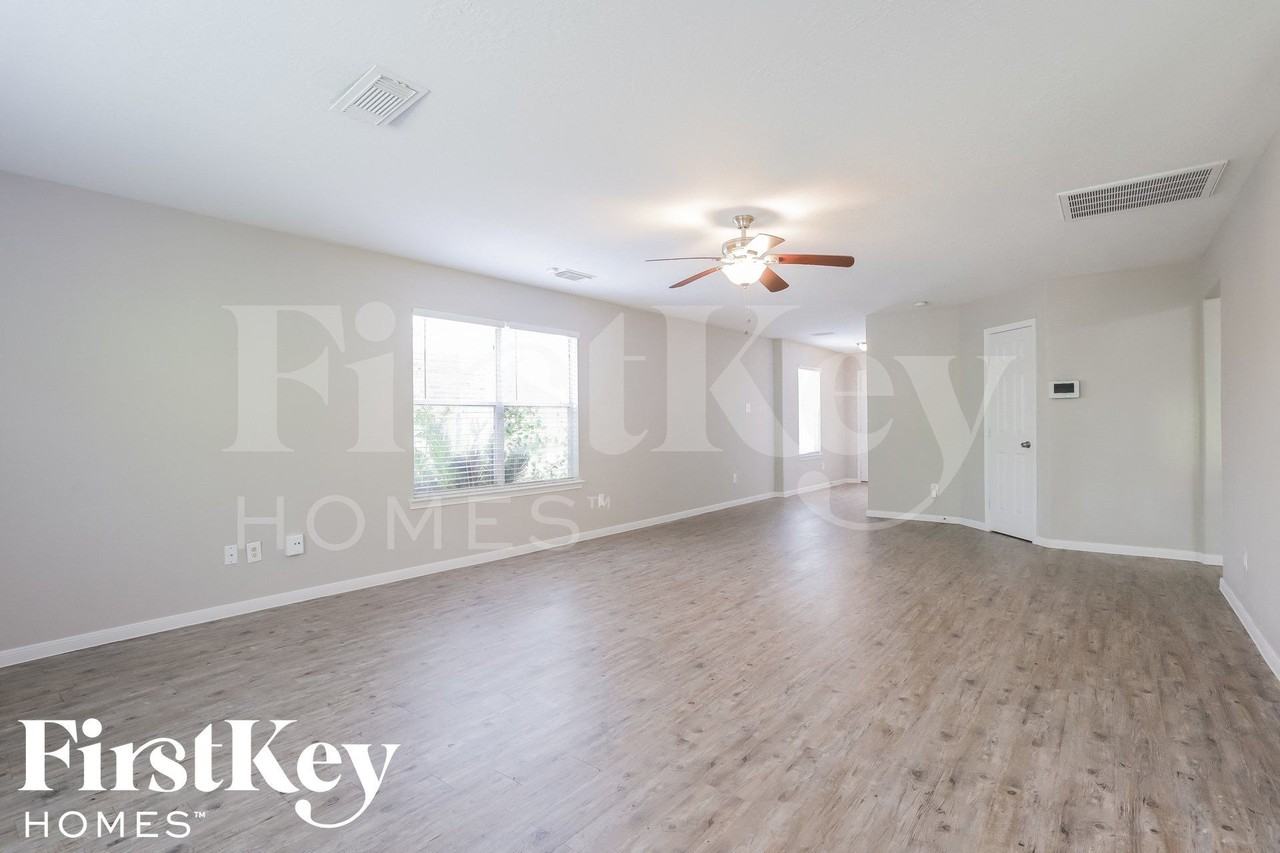 2911 Cypress Island Dr - Photo 3 of 15