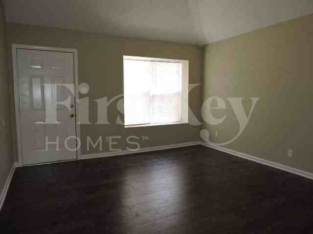 2631 Parkview Dr - Photo 2 of 13