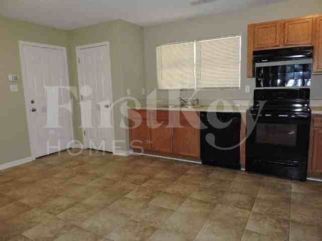 2631 Parkview Dr - Photo 4 of 13