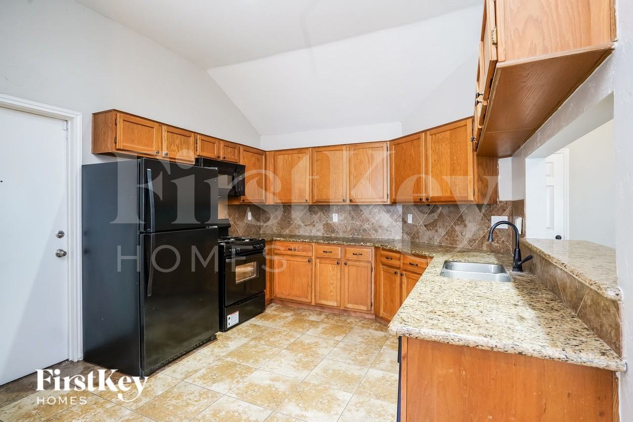 2338 Loyanne Dr - Photo 5 of 16