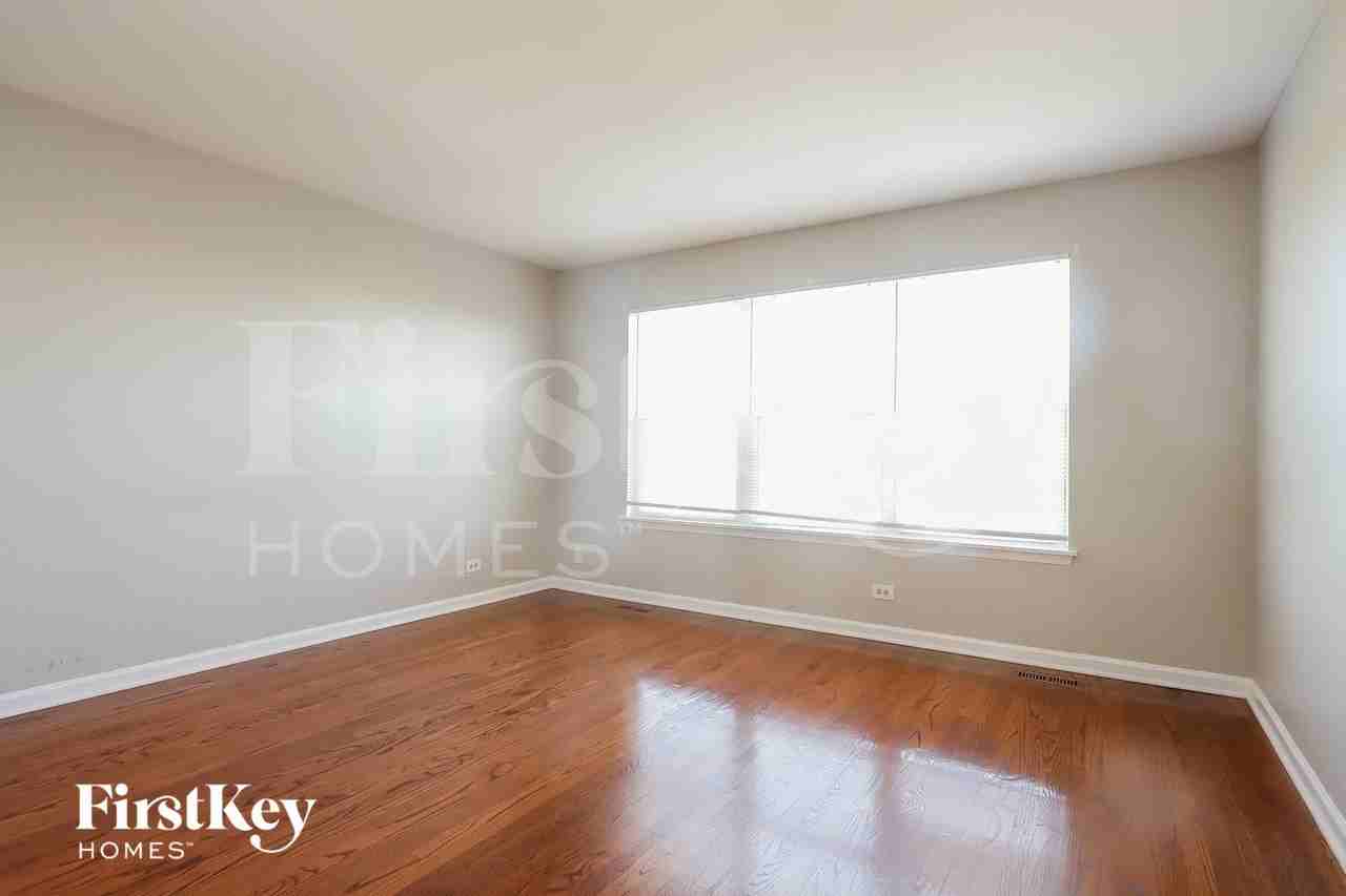 2325 N Salem Ln - Photo 3 of 15