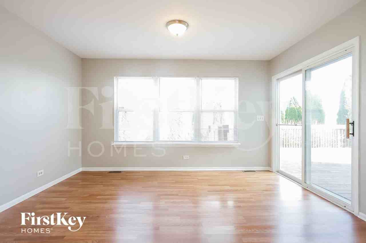 2325 N Salem Ln - Photo 4 of 15