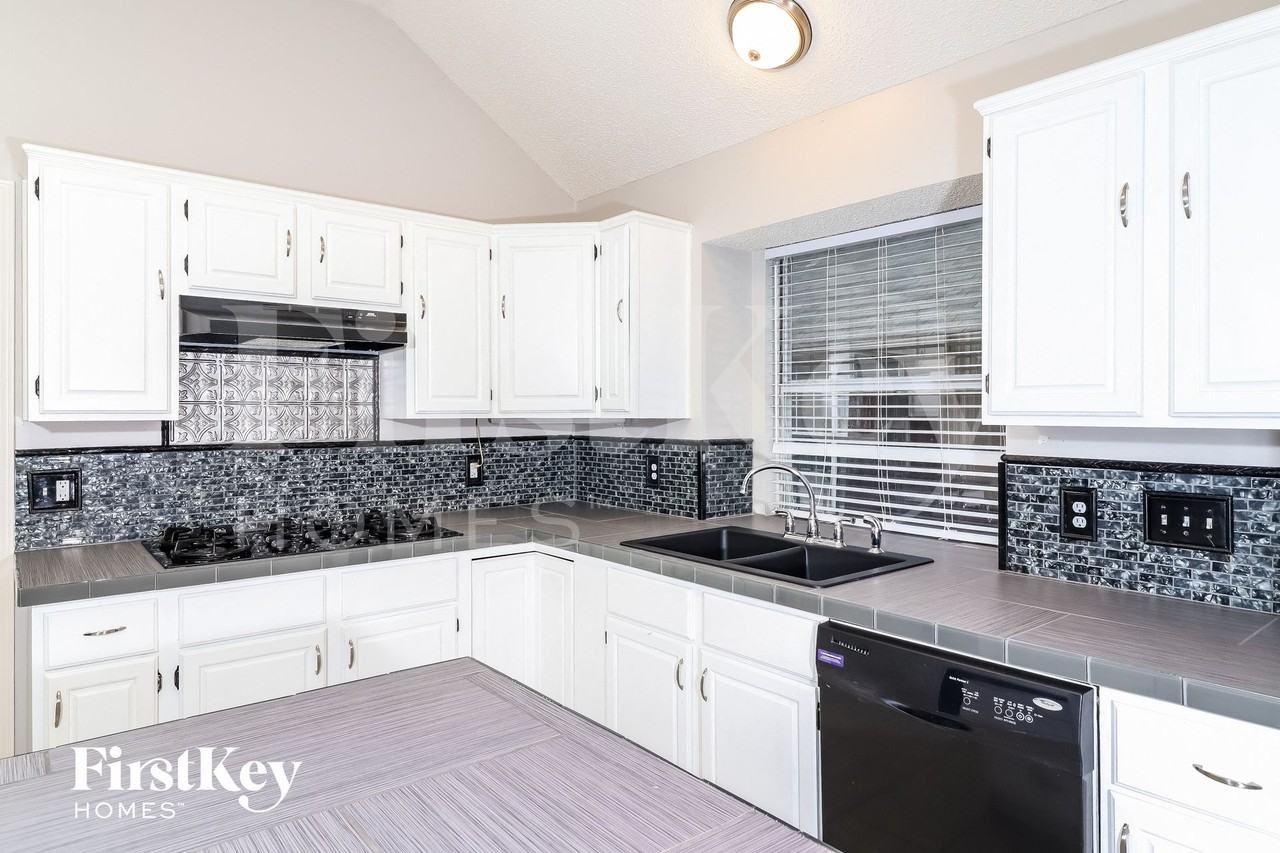 2210 Stillwater Dr - Photo 4 of 14