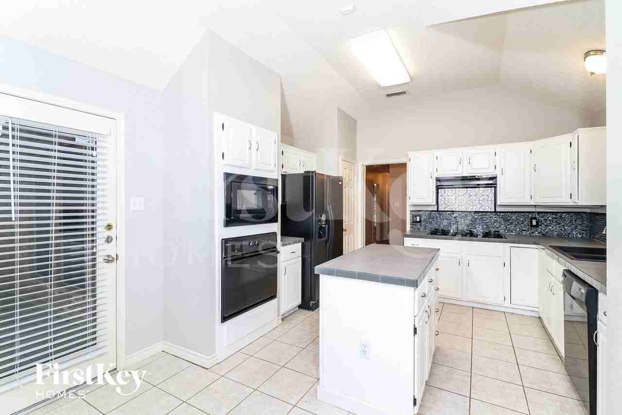 2210 Stillwater Dr - Photo 5 of 14